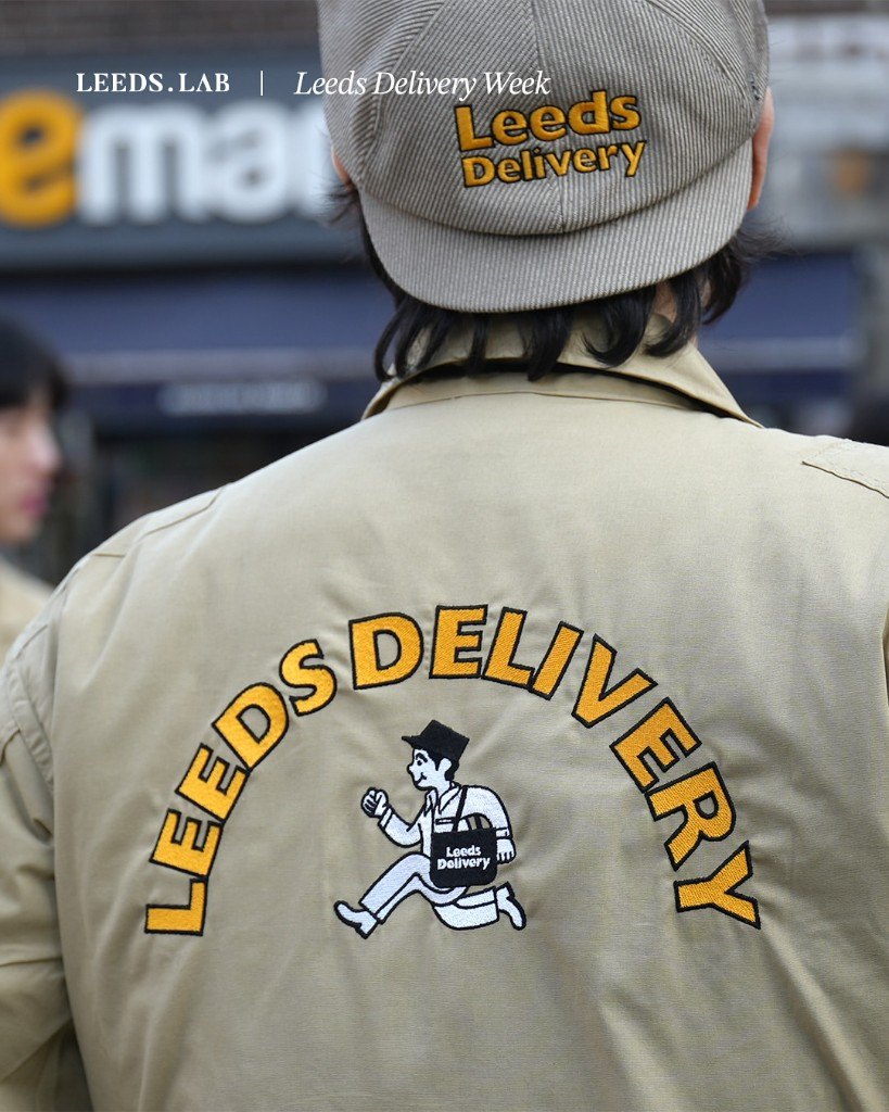 Leeds Delivery 자수 재킷과 모자를 착용한 스태프