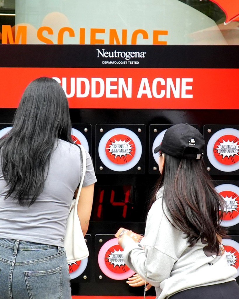 SUDDEN ACNE 버튼 게임을 체험하는 방문객